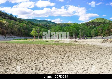 Getrockneter Cypress Lake Sukko im Süden Russlands. Reisen und Tourismus. Trockenheit im Stausee. Stockfoto