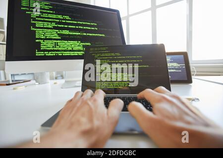 Nahaufnahme des Computerprogrammierers, der Codes für neue Software auf schreibt Notebook Stockfoto