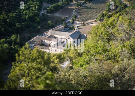 Luftaufnahme des Klosters Senanque im Maestral, Provence, Frankreich, Europa. Stockfoto