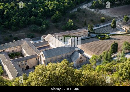 Luftaufnahme des Klosters Senanque im Maestral, Provence, Frankreich, Europa. Stockfoto