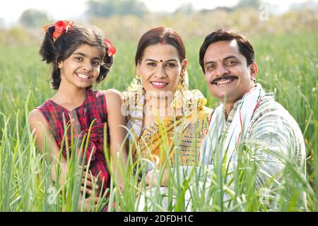 Glückliche indische Familie in landwirtschaftlichen Bereich Stockfoto