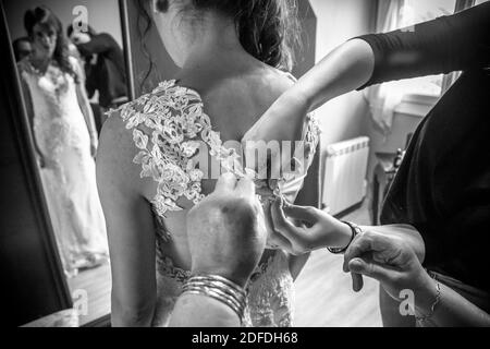 ANZIEHEN, VORBEREITUNG FÜR DIE HOCHZEIT, HOCHZEITSFOTOS Stockfoto