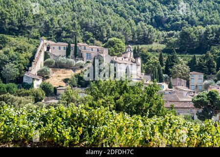 Gesamtansicht des Dorfes Gigondas mit Weinberg, Provence, Frankreich, Europa. Stockfoto