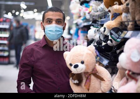 Junger afroamerikanischer Mann beim Einkaufen für Weihnachtsgeschenke und Geschenke Stockfoto