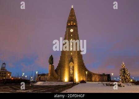Weihnachtszeit in Reykjavik, Blick auf die Hallgrimskirkja Kirche in der Abenddämmerung, Island. Stockfoto