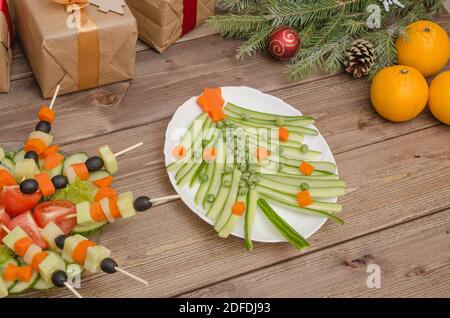 Essbare Weihnachtsbaum und Häppchen von Gemüse für Weihnachten und Neujahr Tisch, die Idee einer schönen Tischeinstellung Stockfoto