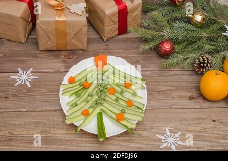 Essbarer Baum aus Gemüse für den Weihnachts- und Neujahrstisch, die Idee einer schönen Tischkulisse Stockfoto