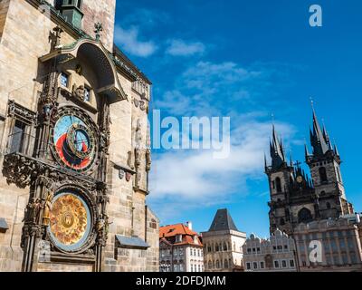 Astronomische Uhr und Tyn-Kirche, Prag, Tschechische Republik. Die wichtigsten Sehenswürdigkeiten auf dem Altstädter Ring der Hauptstadt der Tschechischen Republik. Stockfoto