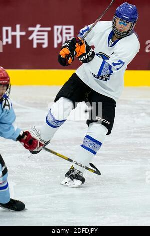 Tengchong, Chinas Provinz Yunnan. Dezember 2020. Cao Dan von der Sichuan-Mannschaft übergibt den Puck während des Weibergrundes EIN Spiel zwischen dem Sichuan-Team und dem Hulun buir-Team bei den nationalen Eishockey-Meisterschaften in Tengchong, südwestlich der chinesischen Provinz Yunnan, 4. Dezember 2020. Quelle: Wang Peng/Xinhua/Alamy Live News Stockfoto