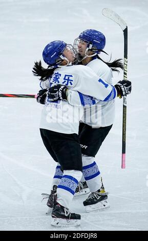 Tengchong, Chinas Provinz Yunnan. Dezember 2020. Die Spieler des Teams Sichuan feiern den Torreigen während des Weibergrundes EIN Spiel zwischen dem Team Sichuan und dem Team Hulun buir bei den nationalen Eishockey-Meisterschaften in Tengchong, südwestlich von Chinas Provinz Yunnan, 4. Dezember 2020. Quelle: Wang Peng/Xinhua/Alamy Live News Stockfoto