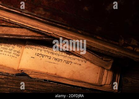 Alte jüdische Bücher auf der offenen Seite von Machzor mit traditionellen Jüdisches Gebet L'Shana Haba'ah B'Yerushalayim, das übersetzt als nächstes Jahr In Jerusalem Stockfoto