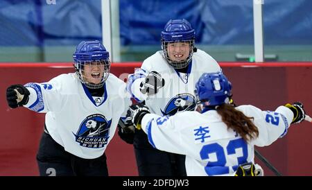 Tengchong, Chinas Provinz Yunnan. Dezember 2020. Die Spieler des Teams Sichuan feiern den Torreigen während des Weibergrundes EIN Spiel zwischen dem Team Sichuan und dem Team Hulun buir bei den nationalen Eishockey-Meisterschaften in Tengchong, südwestlich von Chinas Provinz Yunnan, 4. Dezember 2020. Quelle: Wang Peng/Xinhua/Alamy Live News Stockfoto