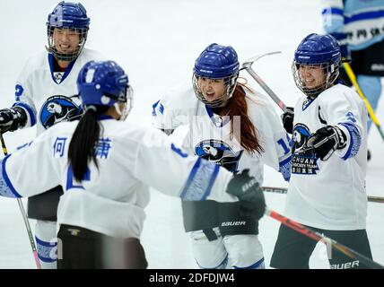 Tengchong, Chinas Provinz Yunnan. Dezember 2020. Die Spieler des Teams Sichuan feiern den Torreigen während des Weibergrundes EIN Spiel zwischen dem Team Sichuan und dem Team Hulun buir bei den nationalen Eishockey-Meisterschaften in Tengchong, südwestlich von Chinas Provinz Yunnan, 4. Dezember 2020. Quelle: Wang Peng/Xinhua/Alamy Live News Stockfoto