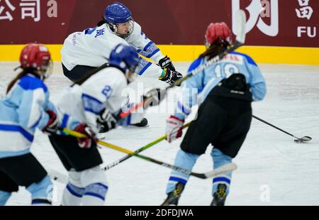 Tengchong, Chinas Provinz Yunnan. Dezember 2020. Liu Lan (oben) von Sichuan Team übernimmt den Puck während des Weibergrundes EIN Spiel zwischen Sichuan Team und Hulun buir Team bei der National Ice Hockey Championships in Tengchong, südwestlich Chinas Provinz Yunnan, 4. Dezember 2020. Quelle: Wang Peng/Xinhua/Alamy Live News Stockfoto