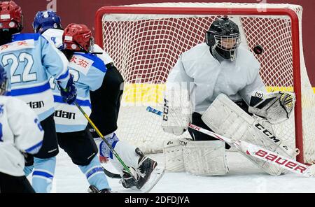 Tengchong, Chinas Provinz Yunnan. Dezember 2020. Wang Rui (R) vom Team Hulun buir reagiert während des Weibergrundes EIN Spiel zwischen dem Team Sichuan und dem Team Hulun buir bei den nationalen Eishockey-Meisterschaften in Tengchong, südwestlich der chinesischen Provinz Yunnan, 4. Dezember 2020. Quelle: Wang Peng/Xinhua/Alamy Live News Stockfoto