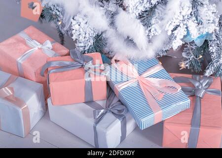 Viele Weihnachtsgeschenke unter dem schönen verschneiten Baum. New Year Home Interieur Stockfoto