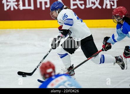 Tengchong, Chinas Provinz Yunnan. Dezember 2020. Chen Siqi (C) von Sichuan Team bewegt den Puck während des Weibergrundes EIN Spiel zwischen Sichuan Team und Hulun buir Team bei der National Ice Hockey Championships in Tengchong, südwestlich Chinas Yunnan Provinz, 4. Dezember 2020. Quelle: Wang Peng/Xinhua/Alamy Live News Stockfoto