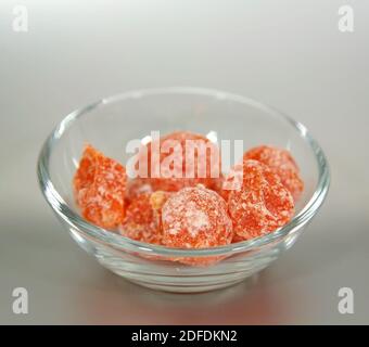 Kandierter Kumquat in Zucker in einer Glastasse Stockfoto
