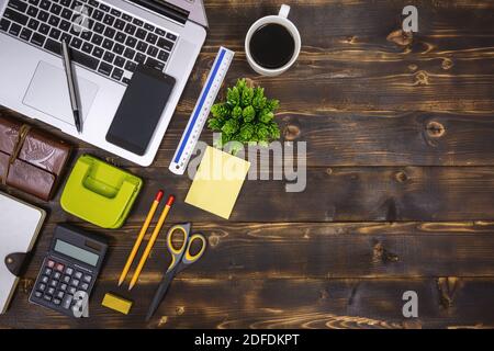 Overhead-Ansicht von Bürobedarf flach lag auf rustikalem Holz Stockfoto