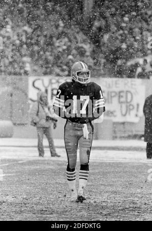 Cleveland Browns Quarterback Brian Sipe macht eine Pause während eines Schneefalls bei einem Spiel in der späten Saison im Cleveland Stadium im Dezember 1980. Die Browns, damals bekannt als die Karciac Kids, gewannen in diesem Jahr die AFC North Division. Ernie Mastroianni Foto. Stockfoto