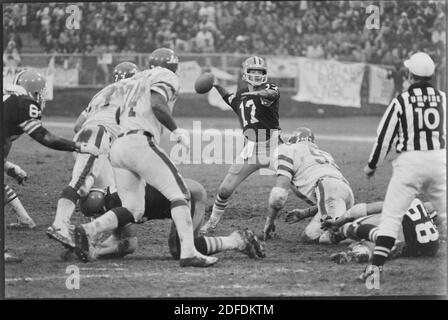 Cleveland Browns Quarterback Brian Sipe versucht einen Pass gegen die New York Jets während eines Spiels im Cleveland Stadium am 7. Dezember 1980. Ernie Mastroianni Foto. Stockfoto