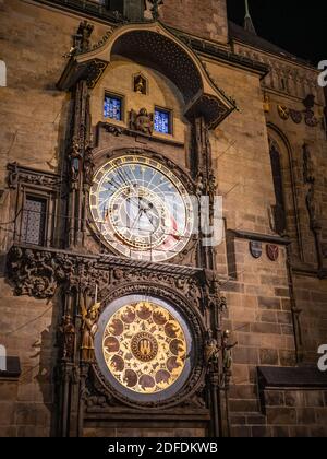 Astronomische Uhr bei Nacht, Prag, Tschechische Republik. Abendansicht der antiken Wahrzeichen-Uhr in der Altstadt der tschechischen Hauptstadt. Stockfoto