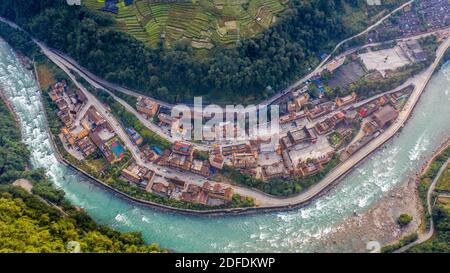 (201204) -- GONGSHAN, 4. Dezember 2020 (Xinhua) -- Luftfoto vom 31. Oktober 2020 zeigt das Dorf Kongdang der Gemeinde Dulongjiang, die Autonomen Bezirke Gongshan Dulong und Nu, südwestlich der Provinz Yunnan in China. Die 78-jährige Kong Dangna aus der Dulong-Ethnie erlebte einst Jahre mit ungenügender Nahrung und Kleidung und lebte von Brandrost-Anbau. In jenen Tagen dachte sie, das beste Leben sei, Buchweizennudeln für jede Mahlzeit zu essen. Dank der Hilfe der lokalen Regierung zog Kongs Familie vom Berg in ein Gebiet in der Nähe des Dorfkomitees. Das neue Stockfoto