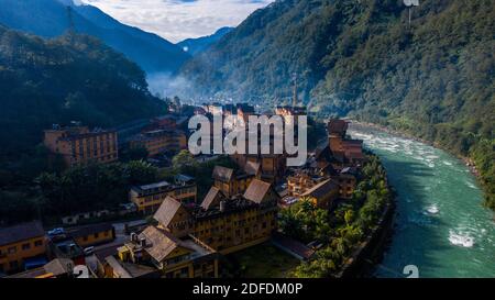 (201204) -- GONGSHAN, 4. Dezember 2020 (Xinhua) -- Luftfoto vom 28. Oktober 2020 zeigt das Dorf Kongdang der Gemeinde Dulongjiang, die Autonomen Bezirke Gongshan Dulong und Nu, südwestlich der Provinz Yunnan in China. Die 78-jährige Kong Dangna aus der Dulong-Ethnie erlebte einst Jahre mit ungenügender Nahrung und Kleidung und lebte von Brandrost-Anbau. In jenen Tagen dachte sie, das beste Leben sei, Buchweizennudeln für jede Mahlzeit zu essen. Dank der Hilfe der lokalen Regierung zog Kongs Familie vom Berg in ein Gebiet in der Nähe des Dorfkomitees. Das neue Stockfoto