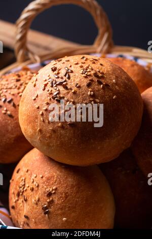 Food-Konzept frisch gebackene hausgemachte Hamburger Brötchen auf schwarzem Hintergrund Mit Kopierbereich Stockfoto