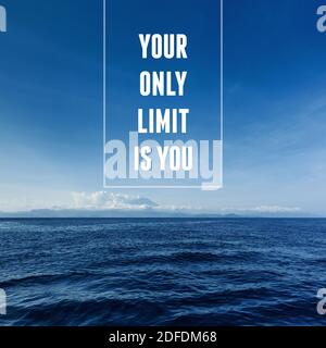 Inspirierendes und motivierendes Zitat. Ihr einziges Limit sind Sie. Meereshintergrund. Stockfoto