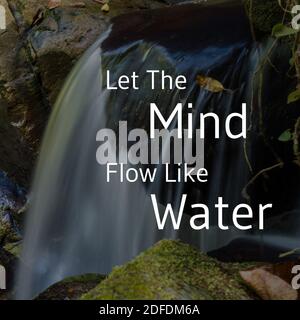 Inspirierendes und motivierendes Zitat. Lass Den Geist Fließen Wie Wasser. Hintergrund Überlappen. Stockfoto