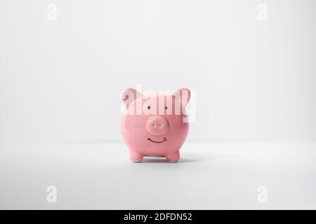 Piggy Bank isoliert am weißen Schreibtisch. Stockfoto