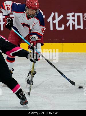 Tengchong, Chinas Provinz Yunnan. Dezember 2020. Zhang Ziying von Hebei Team vies während der Frauen-Boden B-Spiel zwischen Peking-Team und Hebei Team bei der National Ice Hockey Championships in Tengchong, südwestlich Chinas Yunnan Provinz, 4. Dezember 2020. Quelle: Wang Peng/Xinhua/Alamy Live News Stockfoto