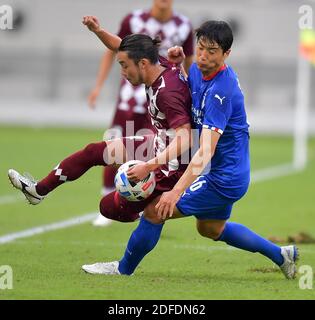 Doha, Katar. Dezember 2020. Takuya Yasui (L) von Vissel Kobe steht vor Han Suk-Jong von Suwon Samsung Bluewings während des Group G-Spiels zwischen Vissel Kobe aus Japan und Suwon Samsung Bluewings aus Südkorea bei der AFC Champions League 2020 in Doha, der Hauptstadt von Katar, am 4. Dezember 2020. Quelle: Nikku/Xinhua/Alamy Live News Stockfoto