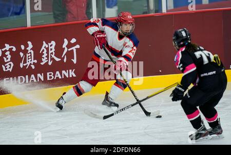 Tengchong, Chinas Provinz Yunnan. Dezember 2020. Wang Han (L) von Hebei Team bewegt den Puck während der Frauen-Boden B-Spiel zwischen Peking-Team und Hebei Team bei der National Ice Hockey Championships in Tengchong, südwestlich Chinas Yunnan Provinz, 4. Dezember 2020. Quelle: Wang Peng/Xinhua/Alamy Live News Stockfoto