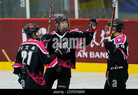 Tengchong, Chinas Provinz Yunnan. Dezember 2020. Die Spieler des Pekinger Teams feiern den Torreigen während des Frauen-B-Spiels zwischen dem Pekinger Team und dem Hebei-Team bei den nationalen Eishockey-Meisterschaften in Tengchong, südwestlich der chinesischen Provinz Yunnan, am 4. Dezember 2020. Quelle: Wang Peng/Xinhua/Alamy Live News Stockfoto