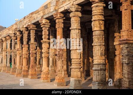 New Delhi, Qutub Minar, Quqqat-UL-islam Moschee, Pfeilerklumpen Stockfoto