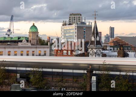 Stadtbild Blick auf Brixton mit vorbeifahrenden Zug im Vordergrund, von der Dachgeschosswohnung an der Electric Avenue, Brixton, London aus gesehen Stockfoto