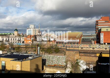 Blick auf die Stadt Brixton von der Wohnung im obersten Stock auf der Electric Avenue, Brixton, London Stockfoto