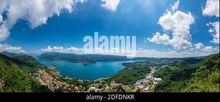Hochauflösendes Panorama des Ortasees im Piemont (Piemont), Italien mit der Insel St. Julius (Isola di San Giulio) und der Stadt Orta San Giulio i. Stockfoto