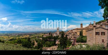 Panorama der mittelalterlichen Stadt Assisi in Italien, Geburtsort des heiligen Franziskus, Gründer des Franziskanischen Ordens und St. Clare Gründer der OR Stockfoto