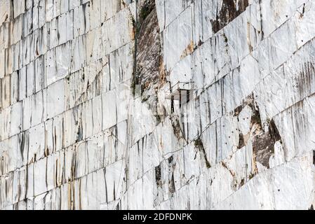 Marmorbruch in Carrara, Italien, wo Michelangelo das Material für seine Skulpturen bekam. Dies ist die Steinwand, aus der große Marmorplatten geschnitten werden Stockfoto