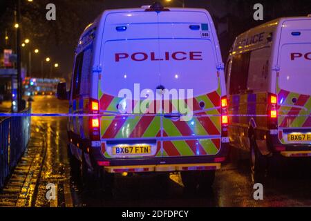 Birmingham, West Midlands, Großbritannien. Dezember 2020. Dudley Road wurde in Winson Green am Freitagabend nach Berichten über einen Messer abgeschaltet. Kredit: Ryan Underwood/Alamy Live Nachrichten Stockfoto