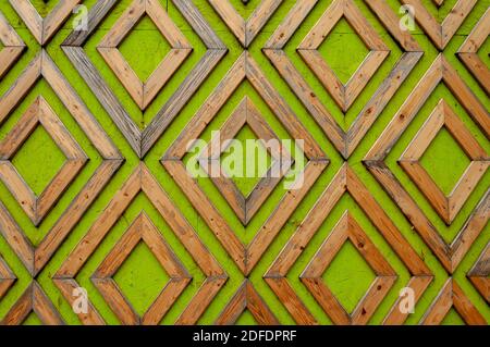 Muster aus Holzbohlen, Rhomben genagelt auf Sperrholz grün lackiert. Stockfoto