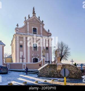 Kamianets-Podilskyi, Ukraine 01.07.2020. Kirche der Heiligen Dreifaltigkeit des Trinitarian Kloster in Kamianets-Podilskyi historischen Zentrum auf einem sonnigen w Stockfoto