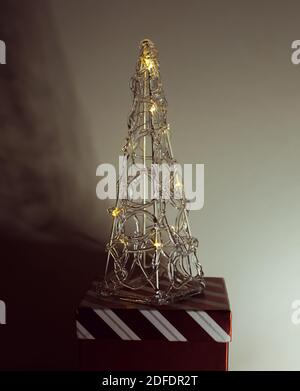 Souvenir weihnachten elektrische Kunststoff Baum mit roten Geschenkbox Stockfoto