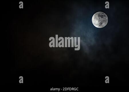 Vollmond, der am dunklen Nachthimmel leuchtet Stockfoto
