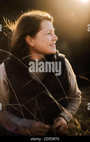 Porträt einer Frau in der Herbstlandschaft Stockfoto
