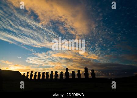 Sonnenaufgang auf Ahu Tongariki mit Sonne hinter Moai-Statuen, osterinsel Stockfoto