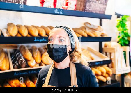 Porträt der Bäckerin in ihrem Geschäft Stockfoto